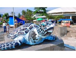 Patung Penyu Viral Kembali Tampil Gagah di Palabuhanratu, Kini Lebih Kuat dan Estetik!