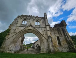Kirkham Priory: Reruntuhan Biara yang Menyimpan Sejarah Abad Pertengahan hingga Perang Dunia
