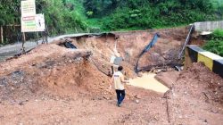 2 Rumah Amblas akibat Tanah Longsor di Tebet Jalanan Terputus